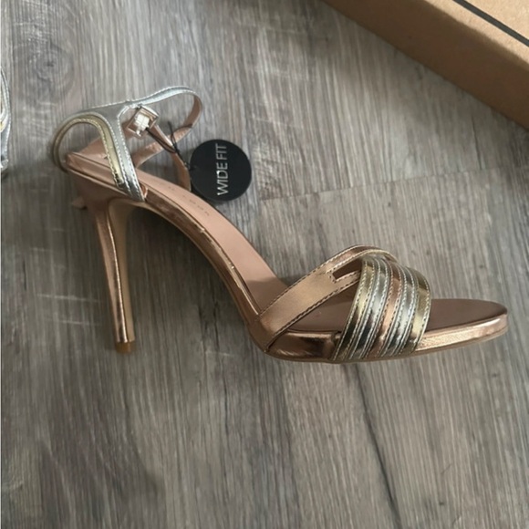 Sandals - Picture 7 of 8